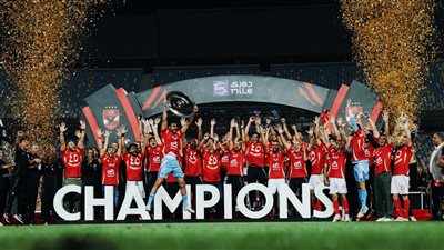 العشوائية وسوء التنظيم يسيطران على حفل تتويج الأهلي بدرع الدوري (فيديو)