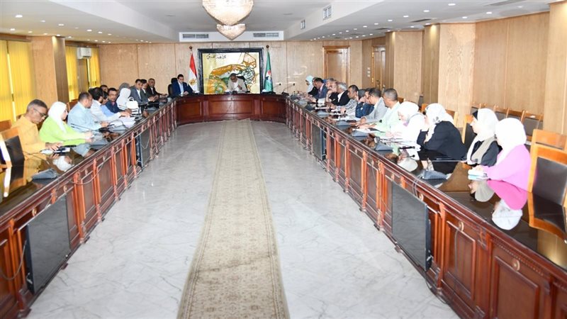 محافظ الفيوم يبحث