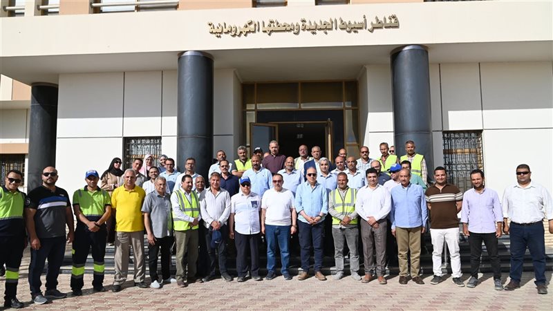 محافظ أسيوط ووزير