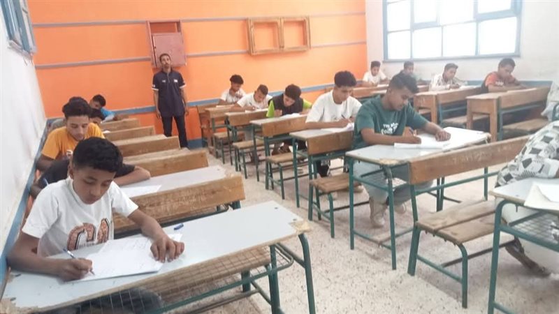 طلاب الشهادة الإعدادية