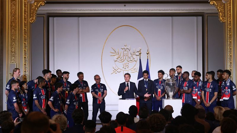 ماكرون مع لاعبي باريس