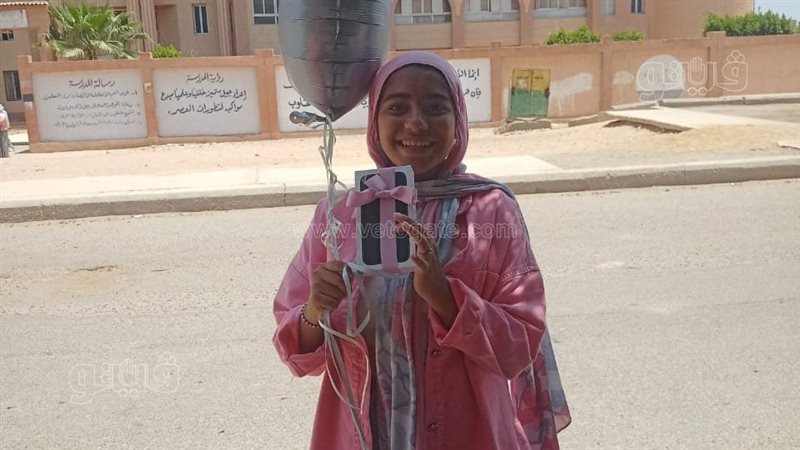 أب يفاجئ ابنته طالبة