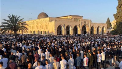 80 ألف فلسطيني يؤدون صلاة العيد في المسجد الأقصى (صور)