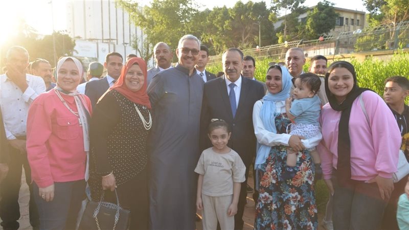 محافظ أسيوط يتبادل