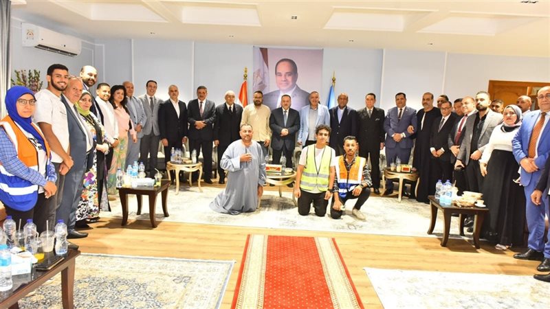 محافظ أسيوط يستقبل