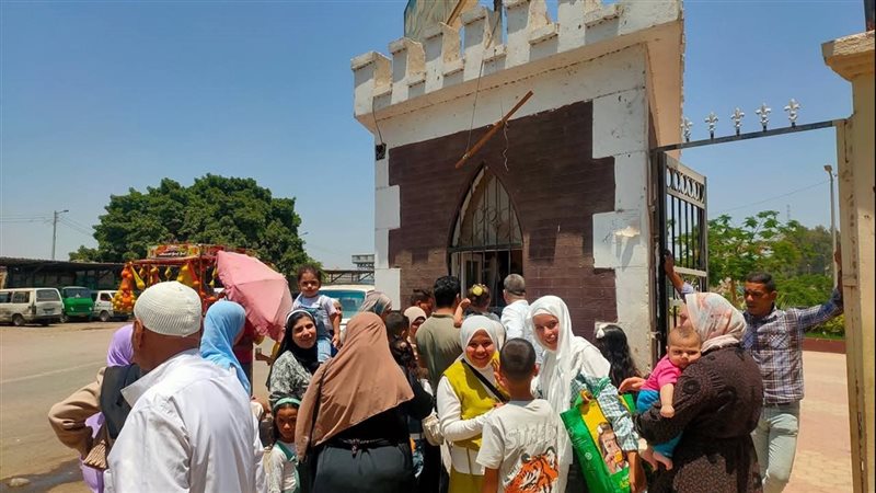 توافد المواطنين على
