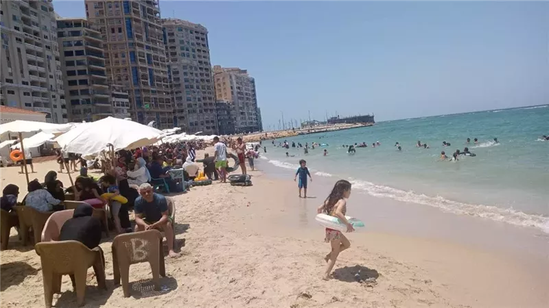 اقبال علي شواطئ الاسكندرية،