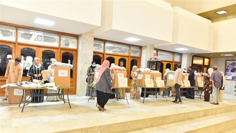 محافظ أسيوط يسلم