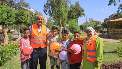 توزيع الهدايا والبالونات والألعاب على الأطفال أثناء تواجدهم بالحدائق والمتنزهات فى أسوان (صور)