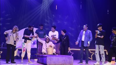 مسرح السامر كامل العدد في عرض 