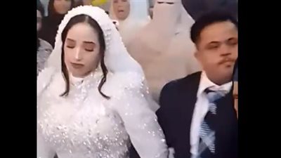 بكاء العروس يفجر الغضب من زواج عريس متلازمة داون، والإفتاء تحسم الجدل (فيديو) 