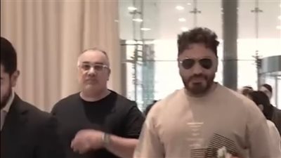 وجهه شاحب ونبرة صوته متغيرة، أحدث ظهور لتامر حسني بعد أزمة نجله الصحية (فيديو)