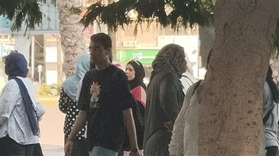 القلق يسيطر على أولياء الأمور أمام لجان الثانوية العامة في الإسكندرية 