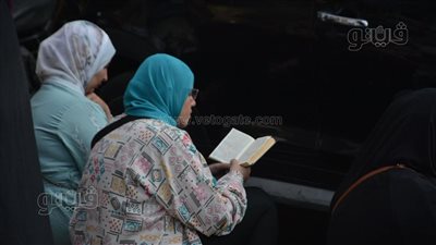 بالدعاء والقرآن، قلق وترقب أولياء الأمور أمام لجان الثانوية العامة (صور)