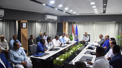 محافظ أسوان يعقد اجتماعا لتوفير احتياجات طلاب الثانوية العامة بلجان الامتحانات (صور)