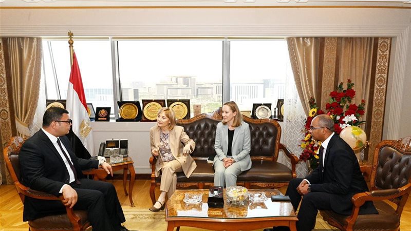 وزير الإسكان يستقبل