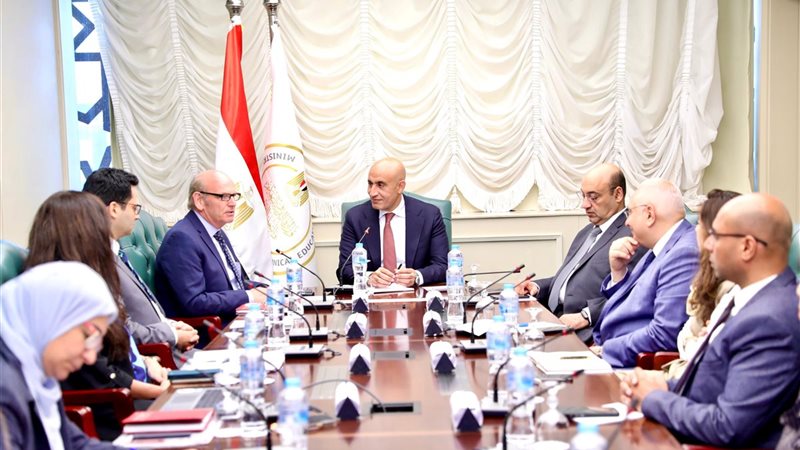 وزير التعليم في لقاء