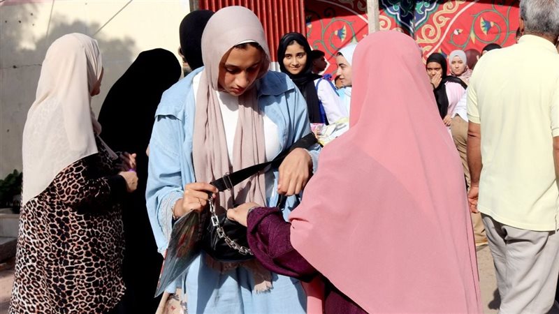 خضوع الطالبات للتفتيش