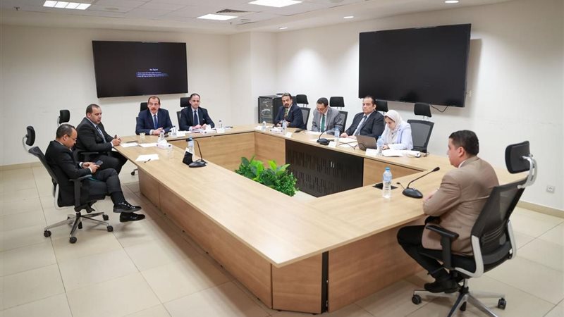 لجنة تقييم الأداء،