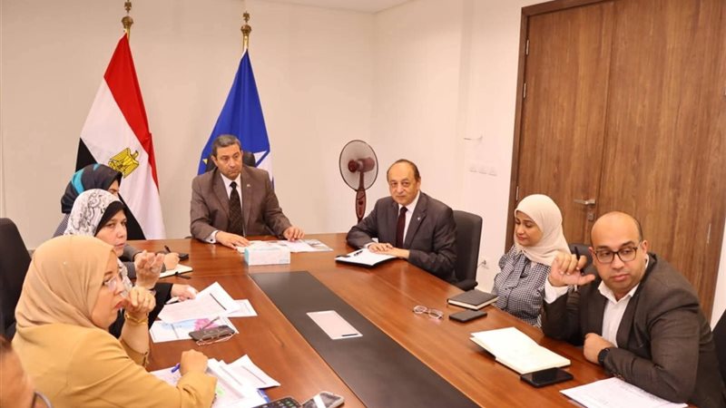 محافظ دمياط يناقش