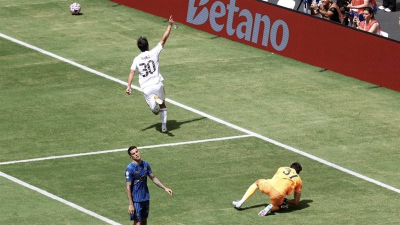 فرحة جونزالو لاعب