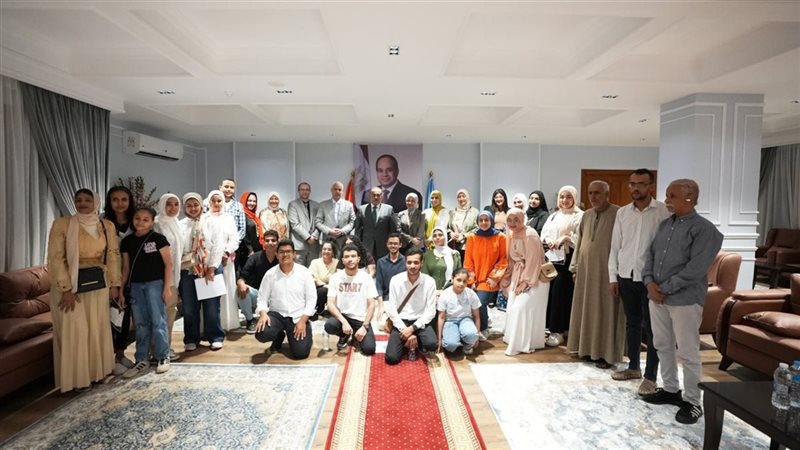 محافظ أسيوط يستقبل