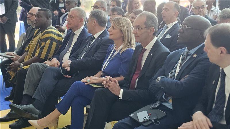 وزير الاتصالات خلال