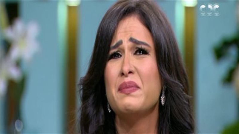 بكاء الفنانة ياسمين