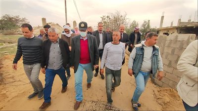 محافظ شمال سيناء يزور قرى الشيخ زويد ويدعو المواطنين للعودة إلى منازلهم
