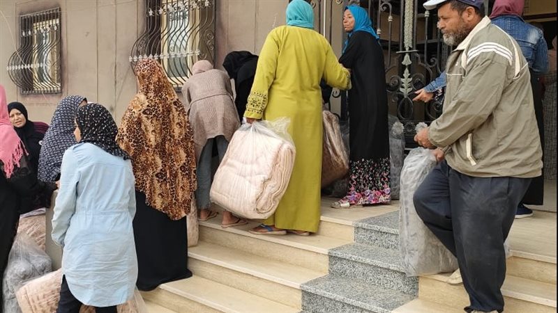 جانب من توزيع البطاطين