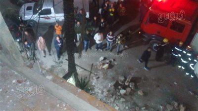 مصرع عاملين انهارت بهما شرفة عقار على مقهي بالإسكندرية|صور 