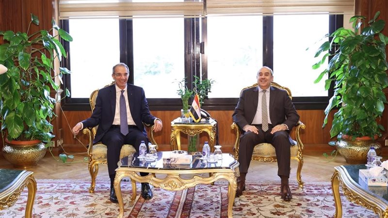 وزير الطيران يبحث