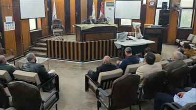 محافظ بني سويف يناقش مع مسؤولي التعليم آليات تطوير العمل بالمدارس الفنية