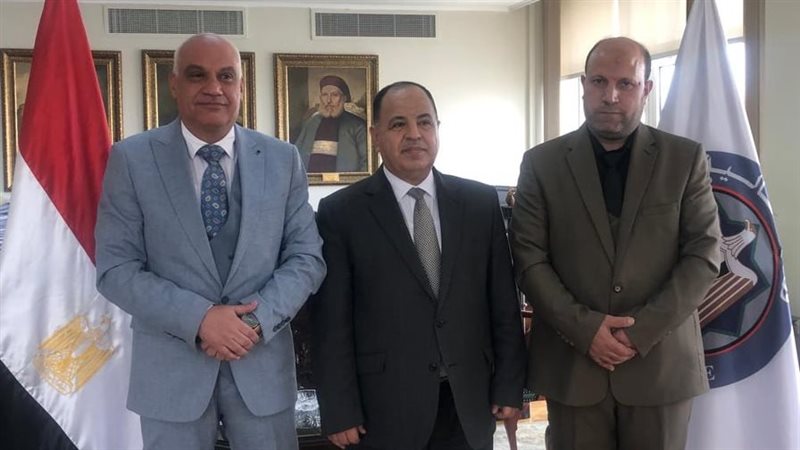 وزير المالية يُكرم