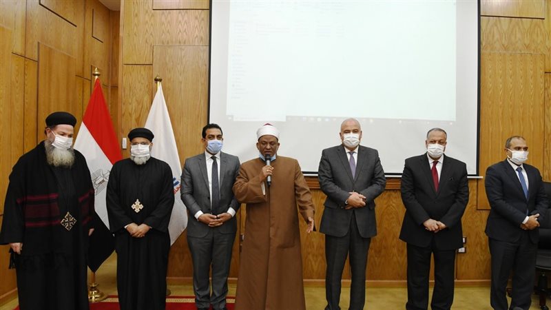 محافظ قنا مع رجال