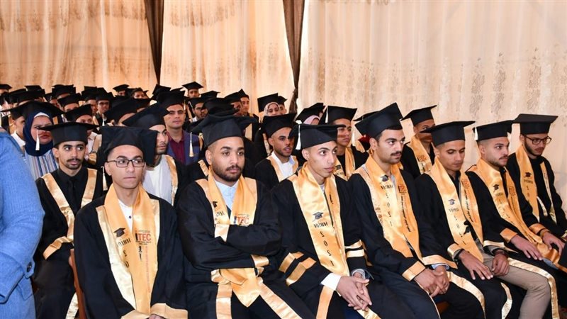 خريجو المجمع التكنولوجي