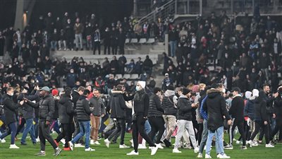 إلغاء مباراة أولمبيك ليون وإف سي باريس في كأس فرنسا بسبب الشغب الجماهيري | فيديو