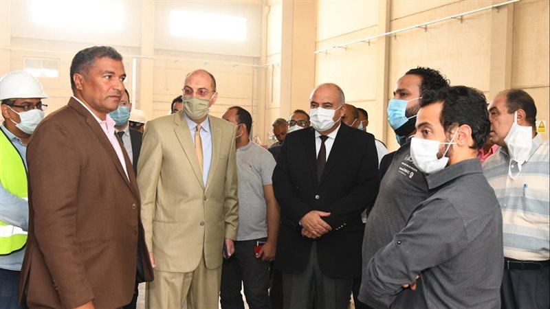 محافظ قنا يتفقد محور