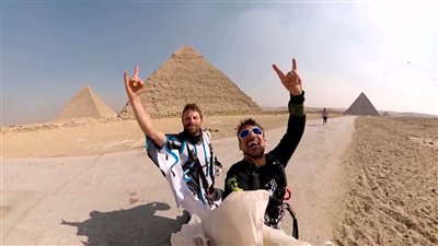 ببدلة مجنحة.. مغامر فرنسي يطير فوق أهرامات الجيزة |فيديو
