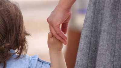  الرضاعة والحضانة والمأكل والملبس.. 5 حقوق شرعية للطفل فى القانون الجديد