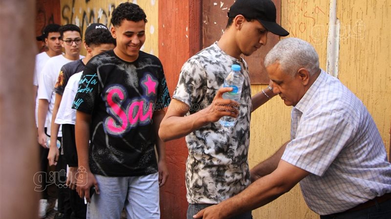 تفتيش الطلاب بالعصا