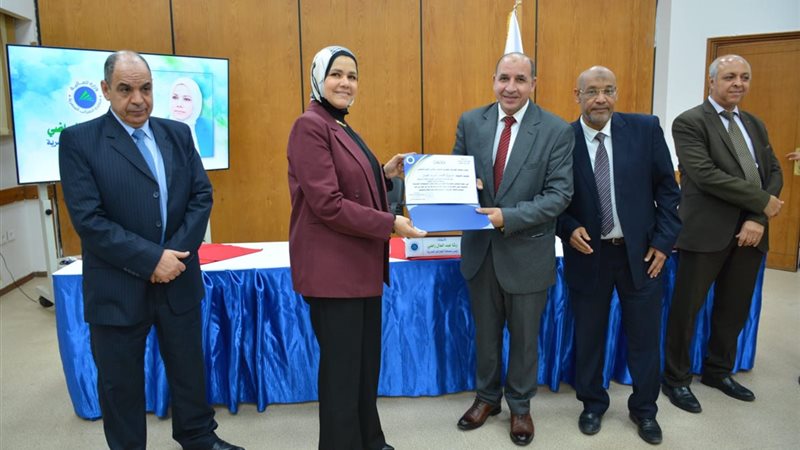 الضرائب تكرم محاضري