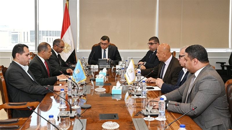 وزير الإسكان خلال