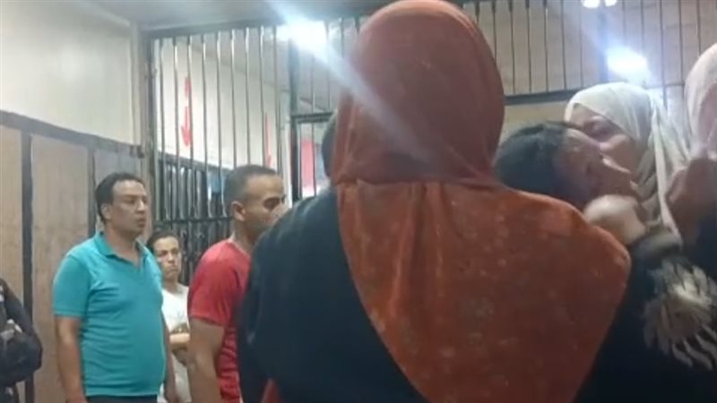 لحظة وصول والدة الطفلين