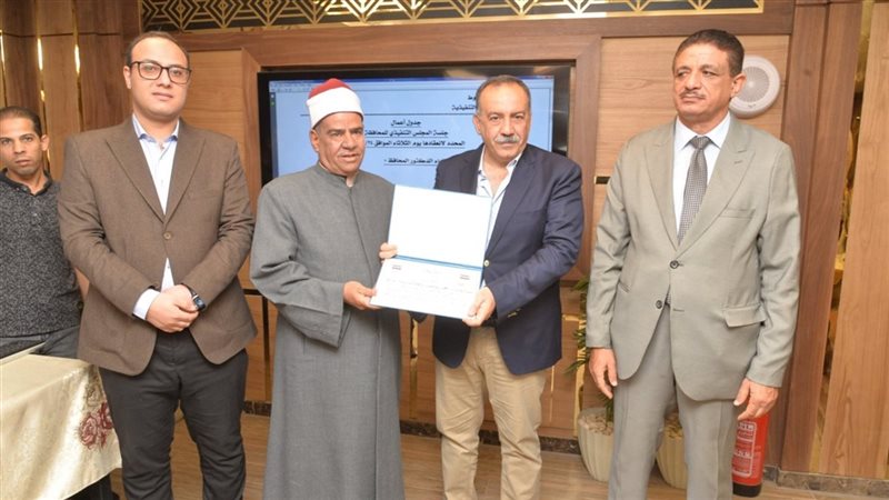 محافظ أسيوط يكرم