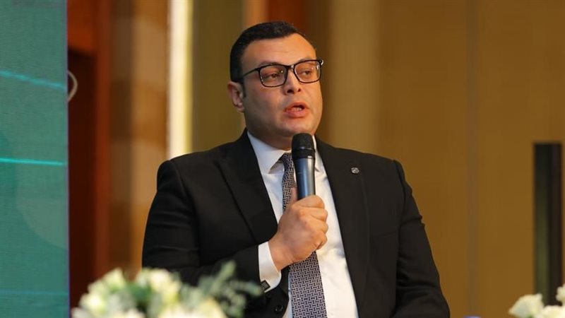 وزير الإسكان شريف
