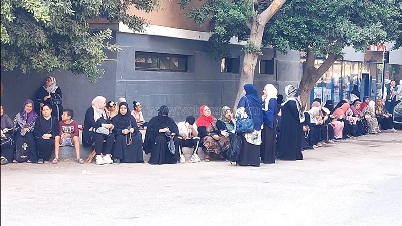 الأمهات ينتظرن أمام