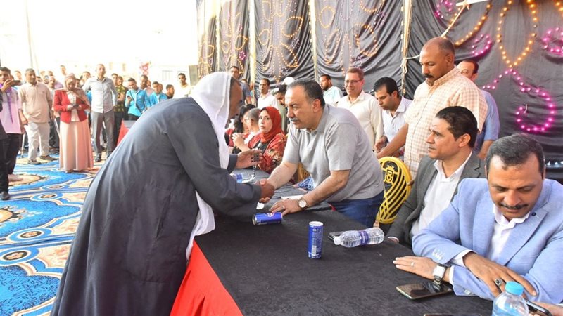 محافظ أسيوط وأهالي