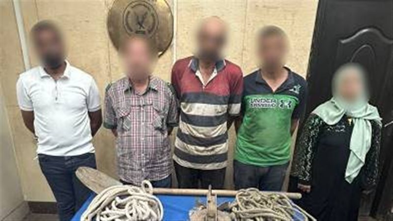 ضبط سيدة و4 أشخاص