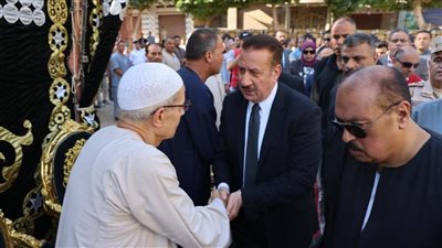 محافظ المنوفية يتلقى العزاء في ضحايا حادث الإقليمي بكفر السنابسة (صور)